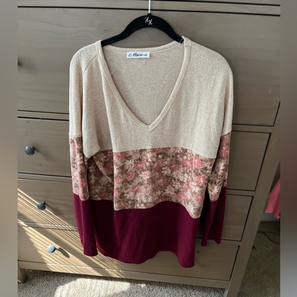 MACARON V-Neck Sweater in Beige and Burgundy